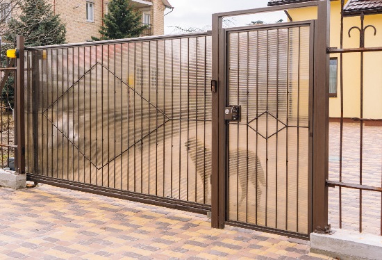 Купить ворота из профлиста с элементами ковки, с металлическими столбами в рамке или под дерево в Муроме от 153840 руб